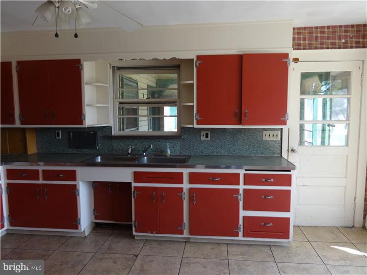 3827 Schuylkill Road Spring City, PA 19475 - Photo 5 of 21 Kitchen