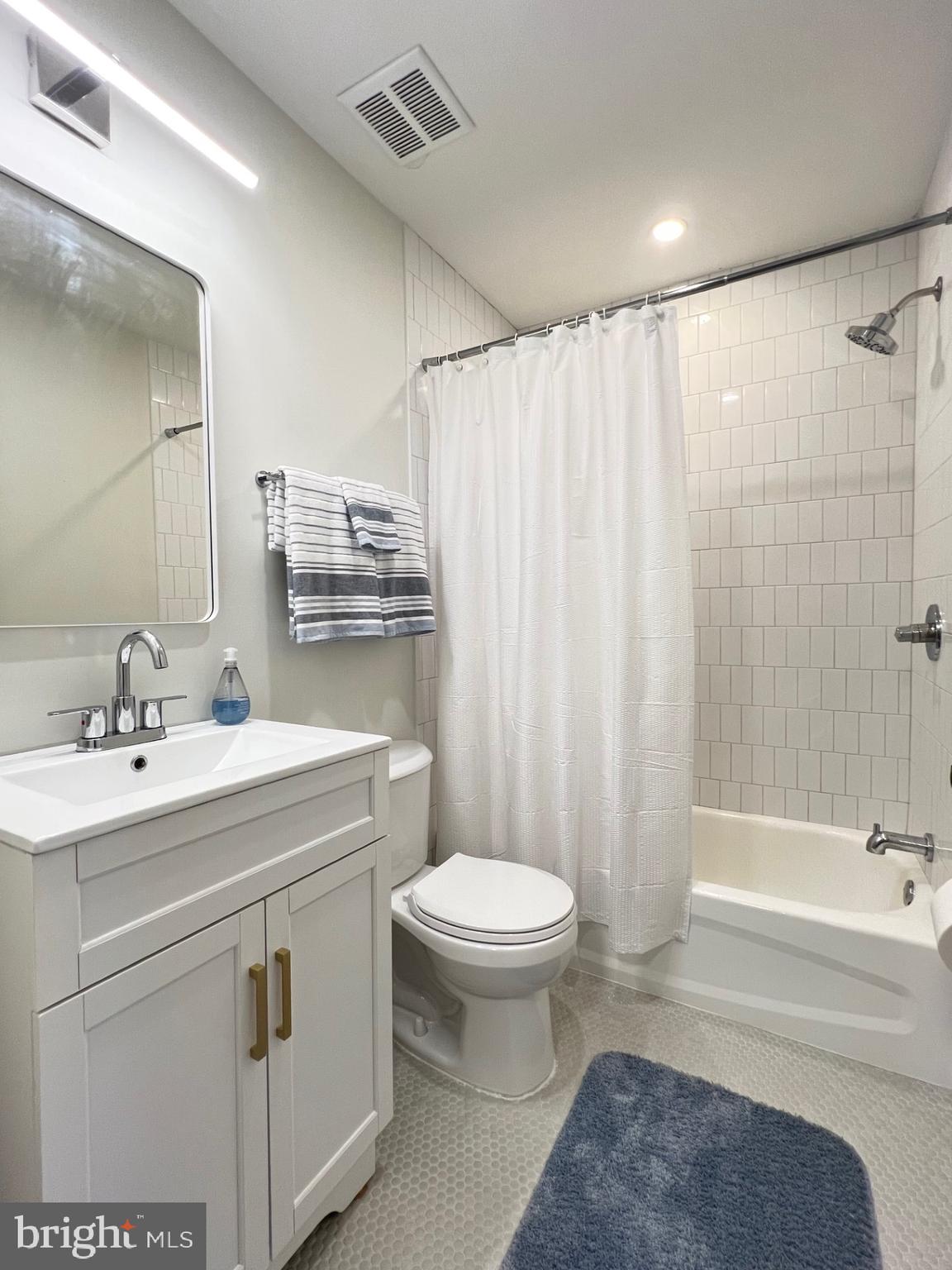 4735 Sheldon Street Philadelphia, PA 19127 - Photo 33 of 49 Hall Bathroom - overhead light in bath
