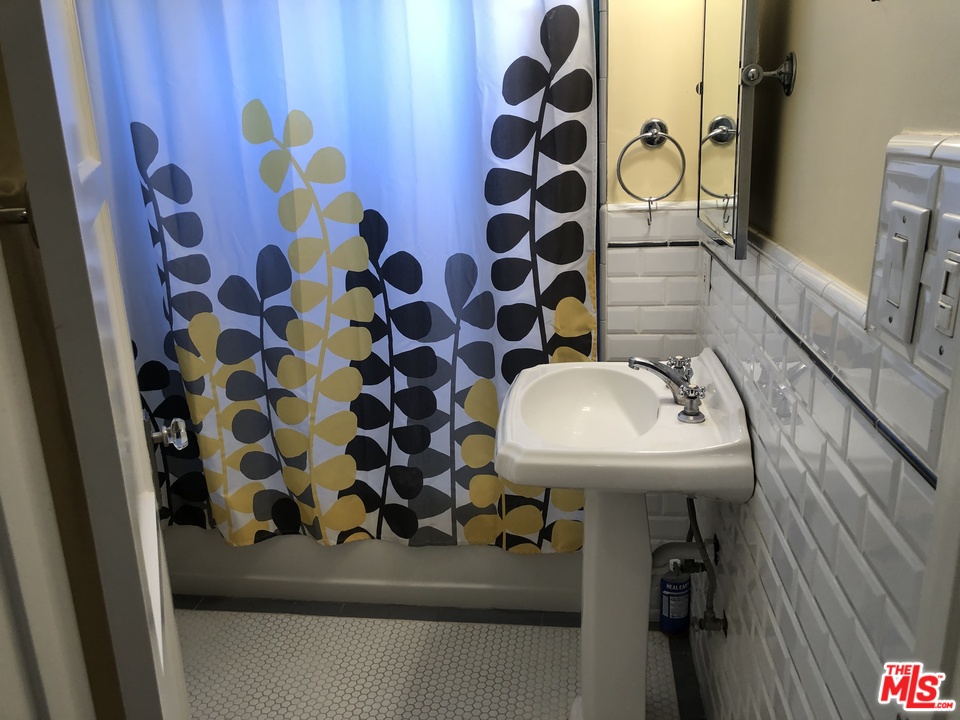 2101 Mayview Drive Los Angeles, CA 90027 - Photo 12 of 19