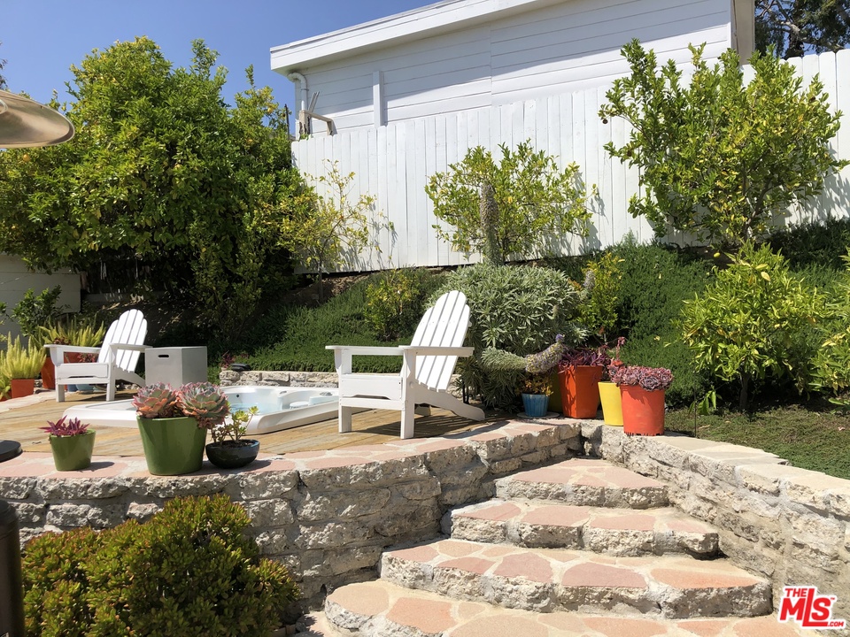 2101 Mayview Drive Los Angeles, CA 90027 - Photo 14 of 19