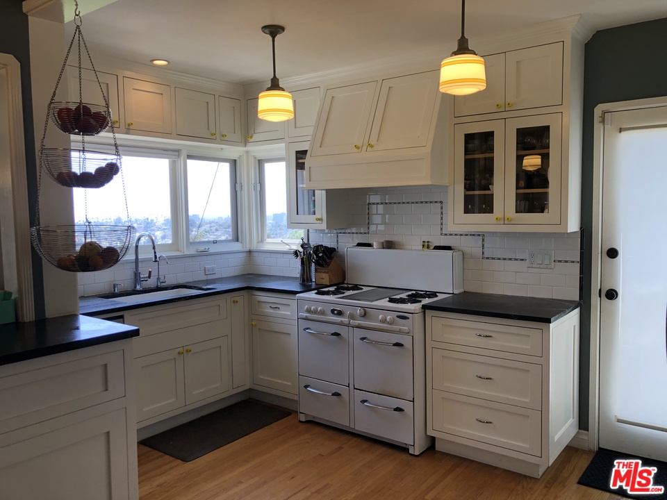 2101 Mayview Drive Los Angeles, CA 90027 - Photo 7 of 19