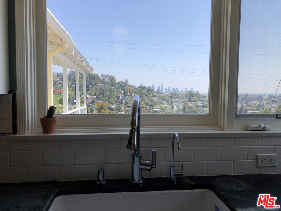 2101 Mayview Drive Los Angeles, CA 90027 - Photo 8 of 19