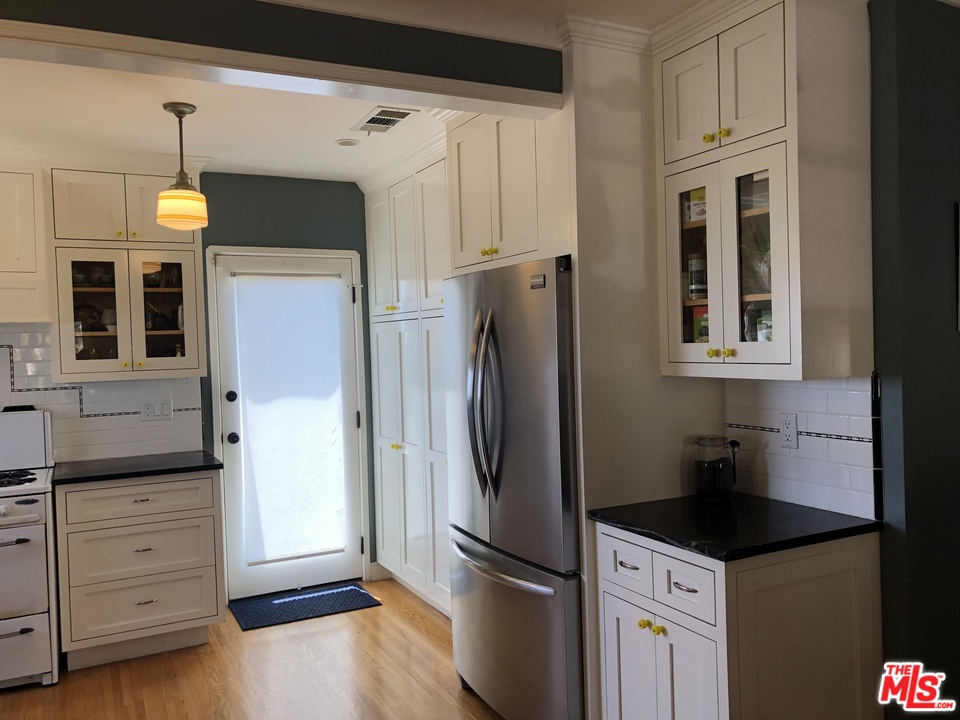 2101 Mayview Drive Los Angeles, CA 90027 - Photo 9 of 19