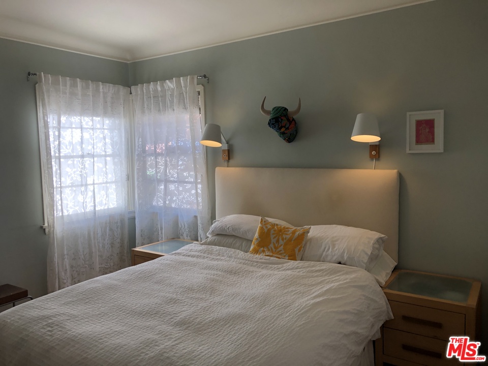 2101 Mayview Drive Los Angeles, CA 90027 - Photo 10 of 19