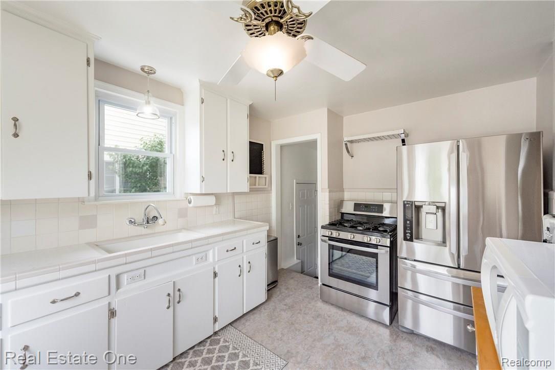 947 Harvard Road Berkley, MI 48072 - Photo 6 of 29 947 Harvard Rd, Berkley, MI 48072-Windowstill-8.jpg