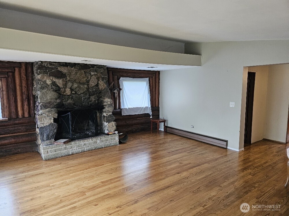 17129 10th Avenue Northeast Shoreline, WA 98155 - Photo 4 of 7