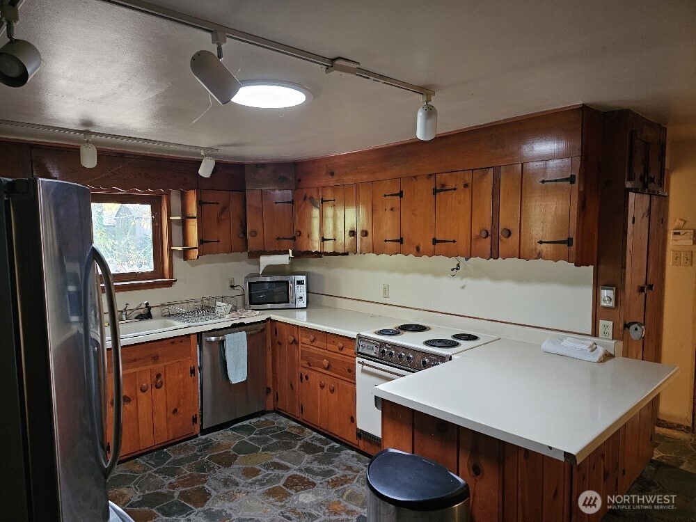 17129 10th Avenue Northeast Shoreline, WA 98155 - Photo 6 of 7