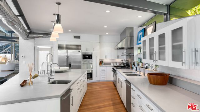 a view of a livingroom with furniture and a dining table