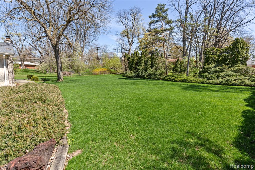 25826 Farmington Road Farmington Hills, MI 48336 - Photo 38 of 43
