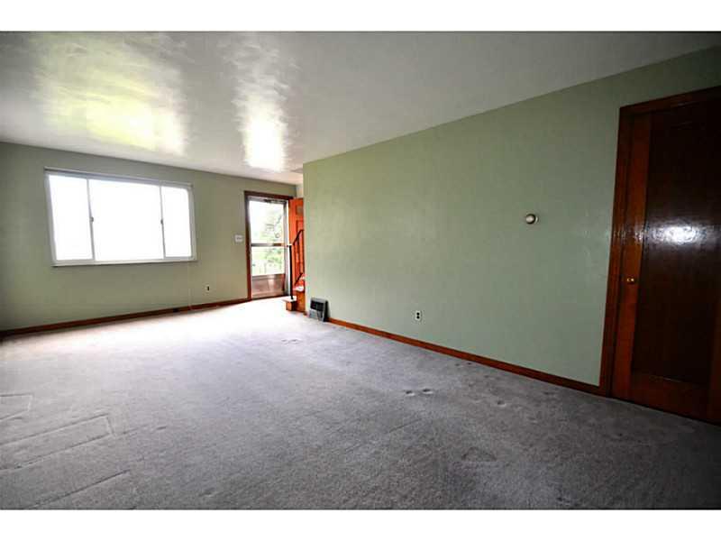 7923 Roderick Drive Pittsburgh, PA 15237 - Photo 11 of 23 Living Room.