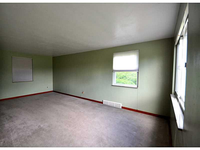 7923 Roderick Drive Pittsburgh, PA 15237 - Photo 12 of 23 Living Room.
