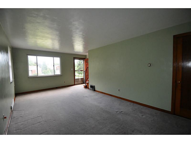 7923 Roderick Drive Pittsburgh, PA 15237 - Photo 13 of 23 Living Room.