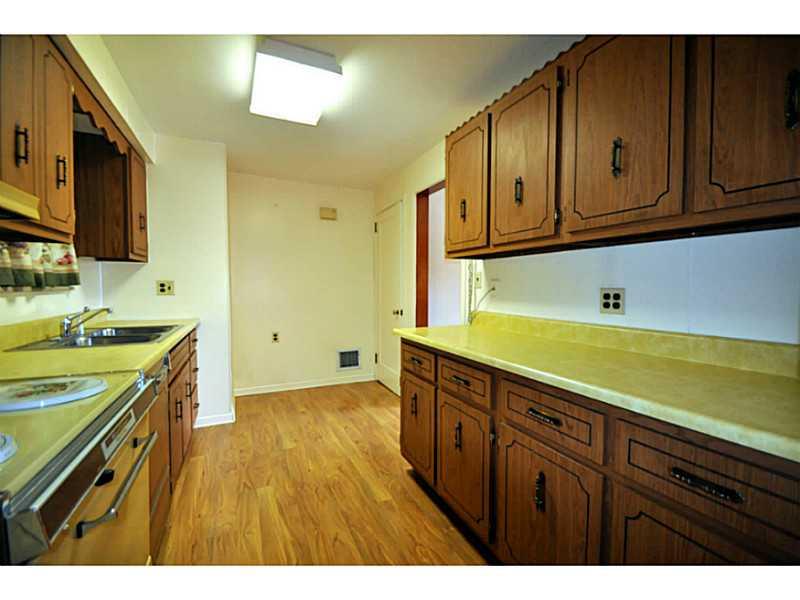 7923 Roderick Drive Pittsburgh, PA 15237 - Photo 15 of 23 Kitchen.