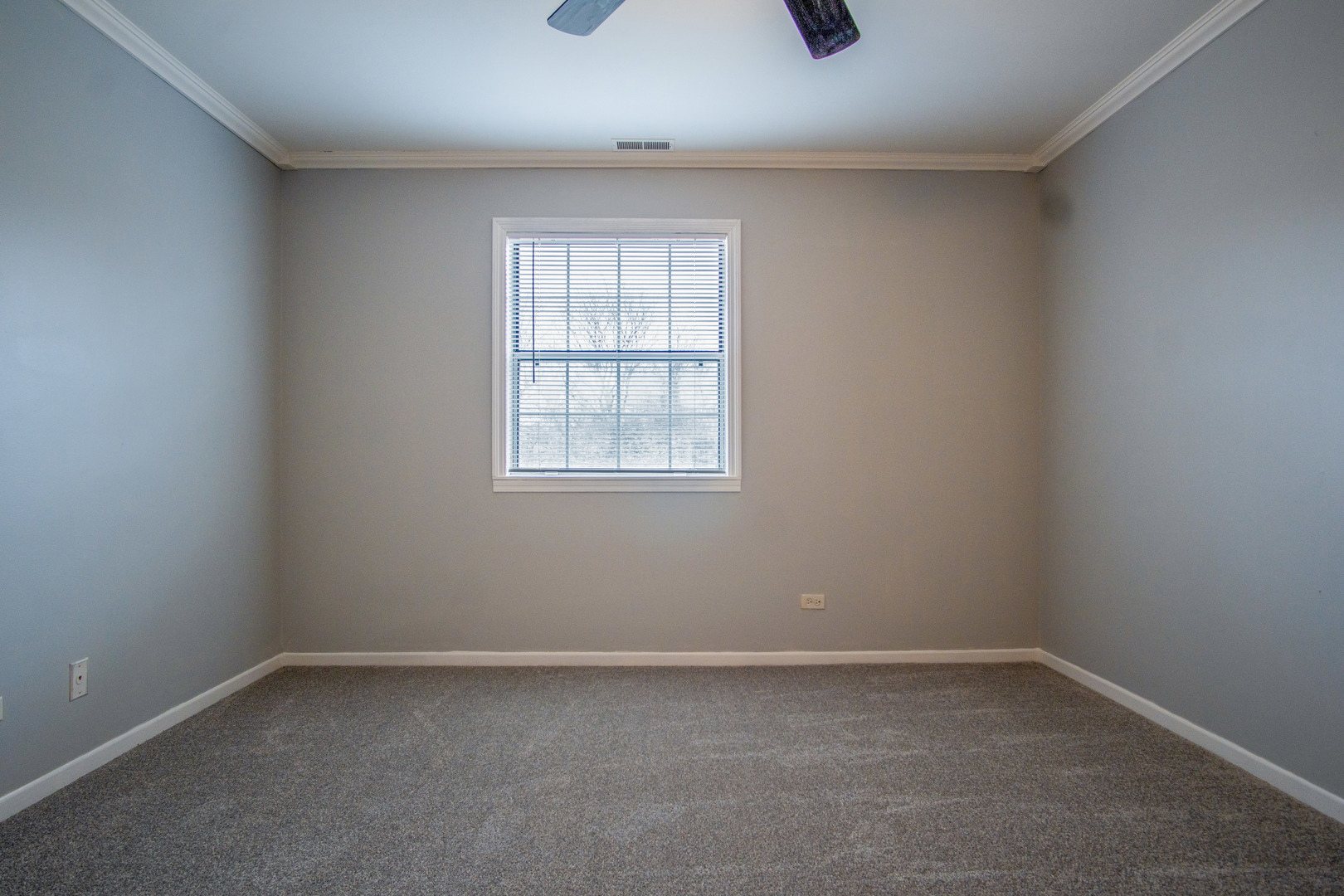 15 Gant Circle, Unit E Streamwood, IL 60107 - Photo 12 of 21 an empty room with a window
