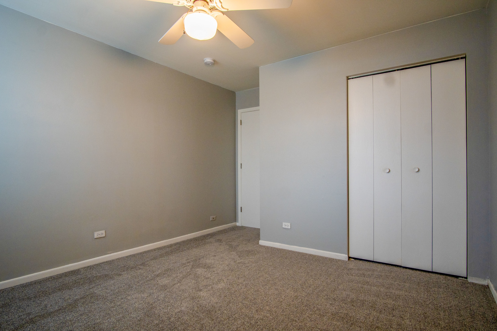 15 Gant Circle, Unit E Streamwood, IL 60107 - Photo 16 of 21 an empty room with a ceiling fan and a window