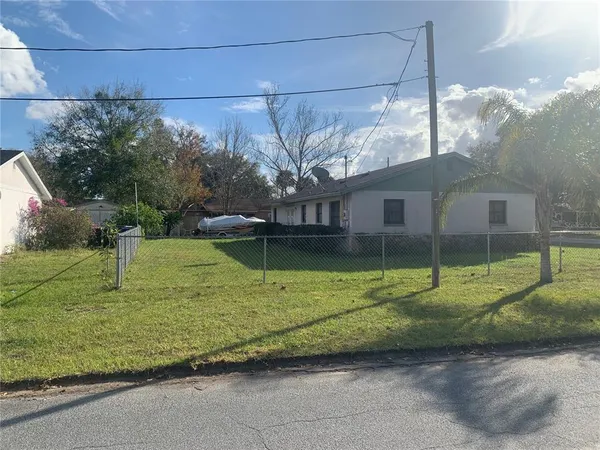 a view of a backyard
