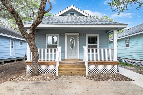 $262,500 | 712 North Moline Street, Rockport, TX 78382