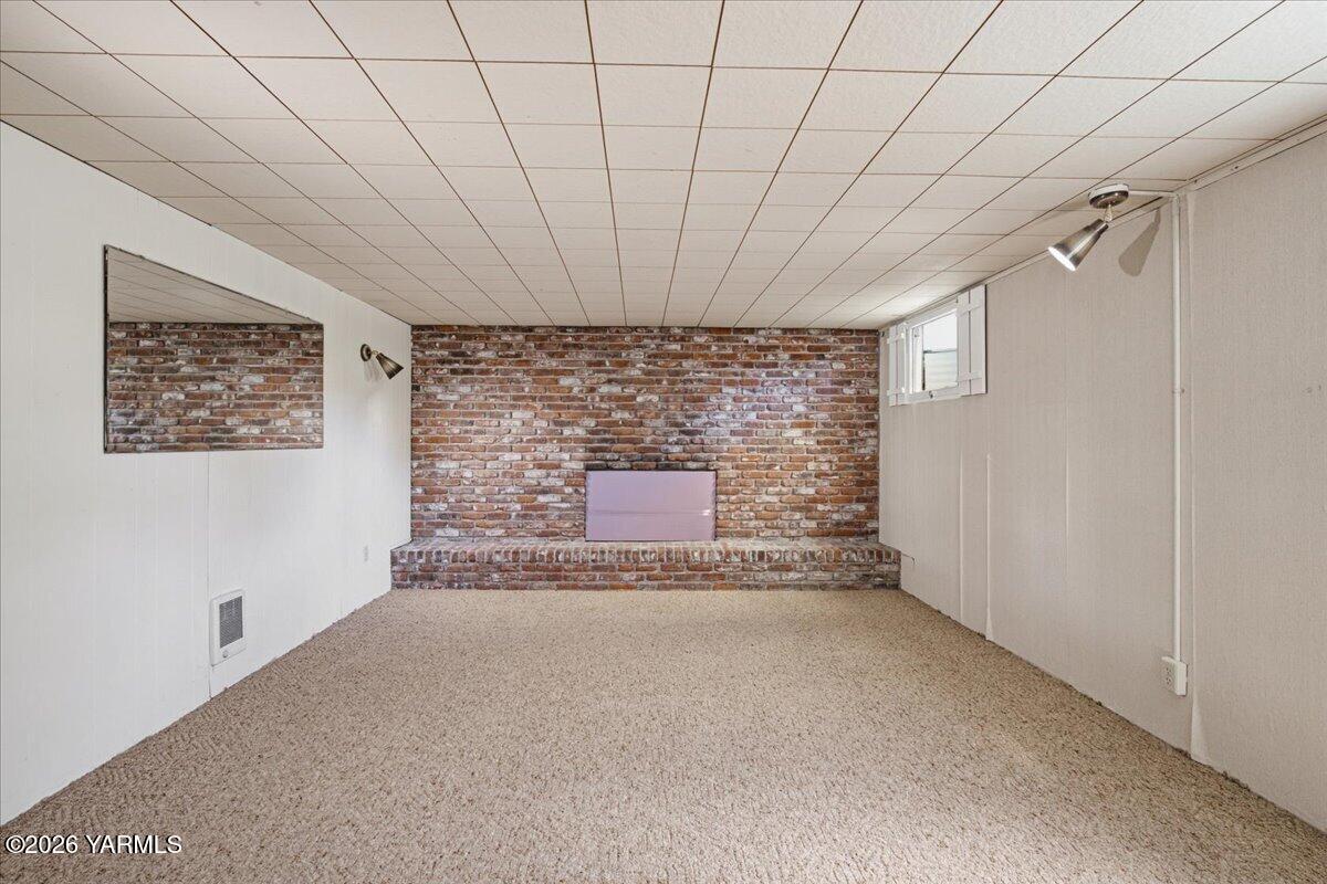 111 Sunset Way Zillah, WA 98953 - Photo 22 of 44 Basement living room