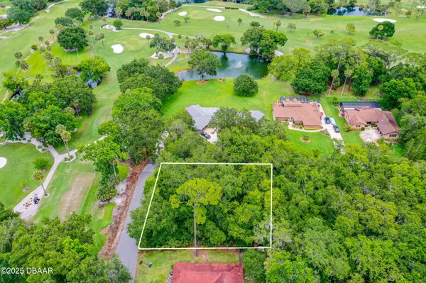 a view of yard with green space