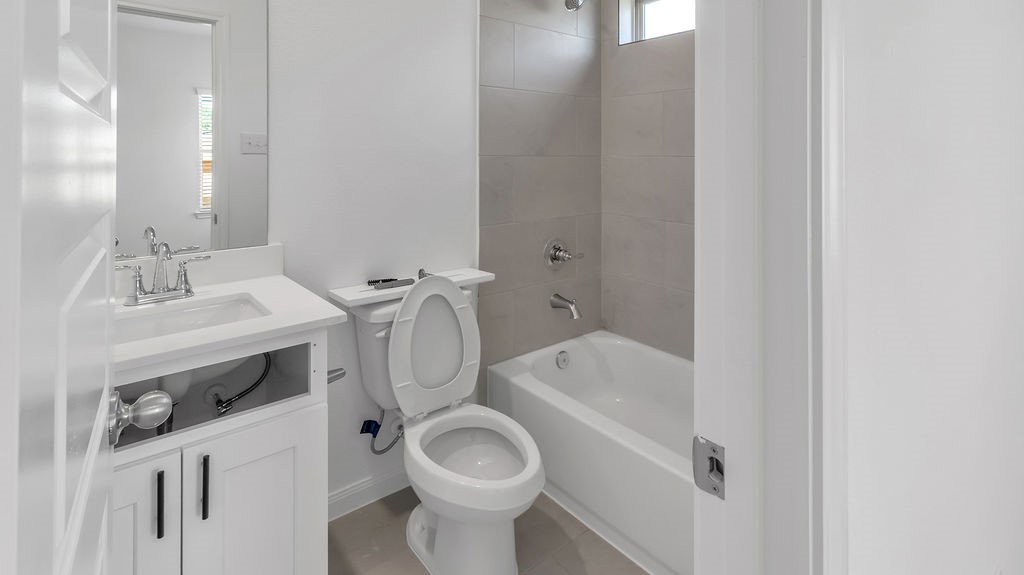 14131 Mellow Pne Court Houston, TX 77032 - Photo 13 of 30 a bathroom with a sink a toilet and bathtub