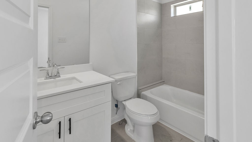 14131 Mellow Pne Court Houston, TX 77032 - Photo 15 of 30 a bathroom with a sink a toilet and bathtub