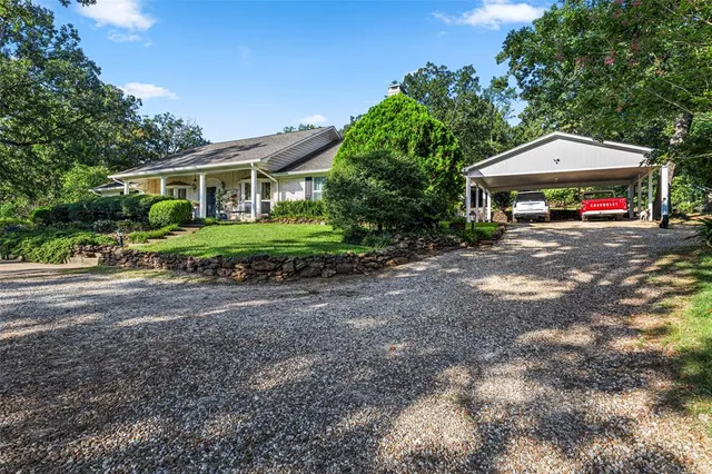 a view of a house with backyard and garden