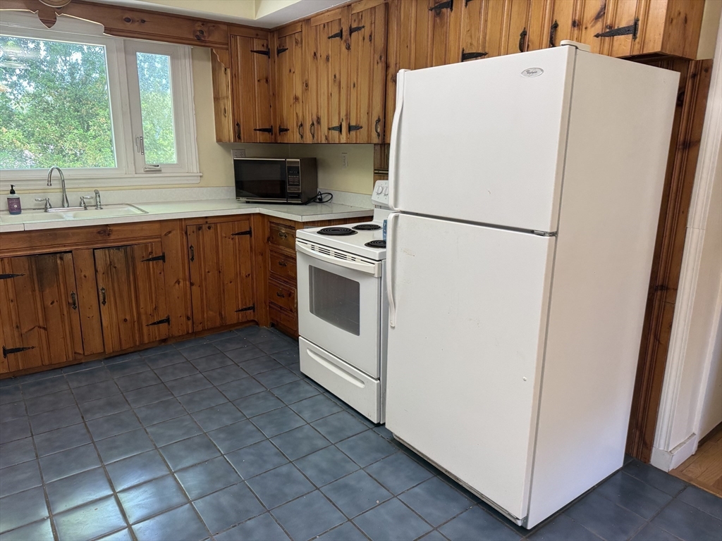 50 Edgewood Road Shrewsbury, MA 01545 - Photo 11 of 33