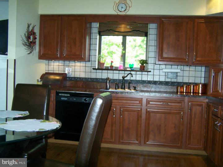 29 Hillcroft Road Berlin, NJ 08009 - Photo 5 of 23 Kitchen