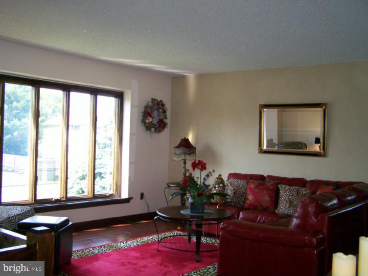 29 Hillcroft Road Berlin, NJ 08009 - Photo 6 of 23 Living Room