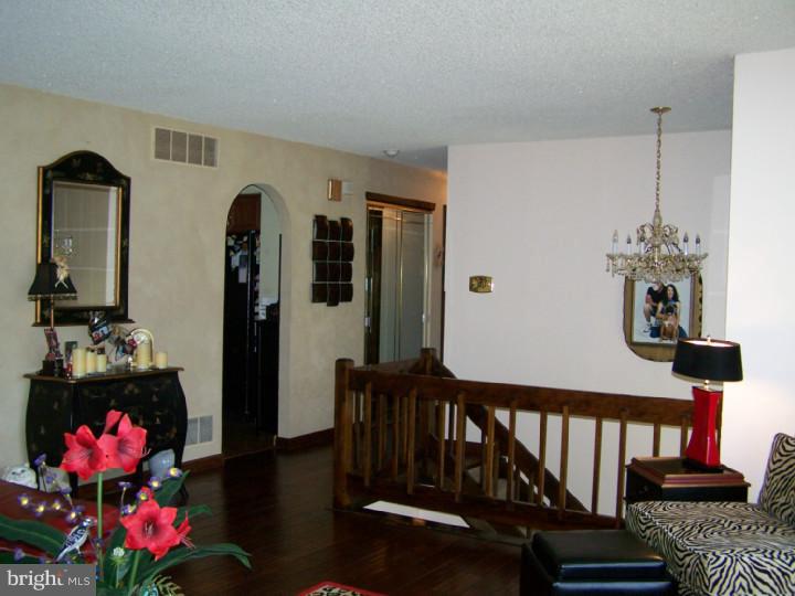 29 Hillcroft Road Berlin, NJ 08009 - Photo 7 of 23 Living Room