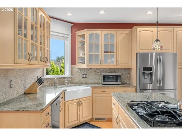 $1,099,000 | 2530 Beacon Hill Drive, West Linn, OR 97068