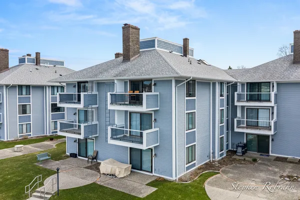 $549,900 | 400 Lakeview Court, Unit 19C, Spring Lake, MI 49456