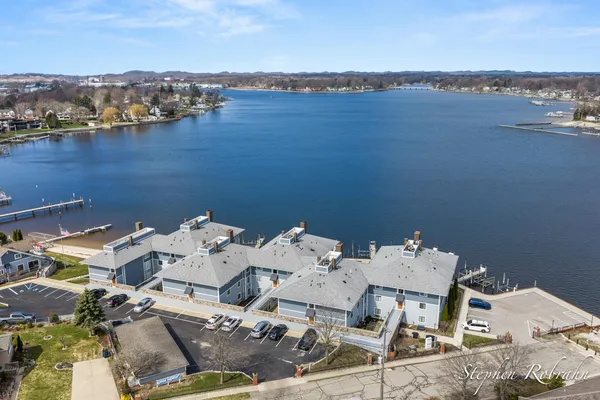 $549,900 | 400 Lakeview Court, Unit 19C, Spring Lake, MI 49456