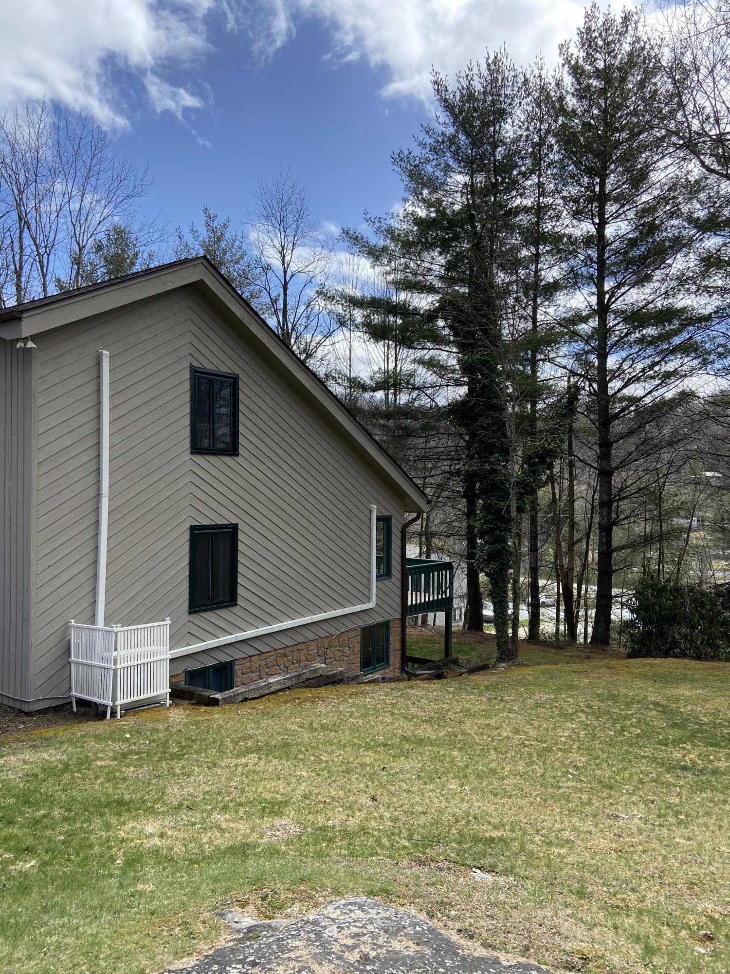 201-3 South Slope Road, Unit N3 Banner Elk, NC 28604 - Photo 35 of 36 CONDO SIDE YARD
