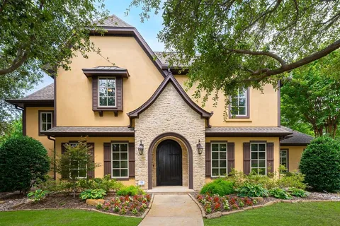 a view of a house with yard and garden