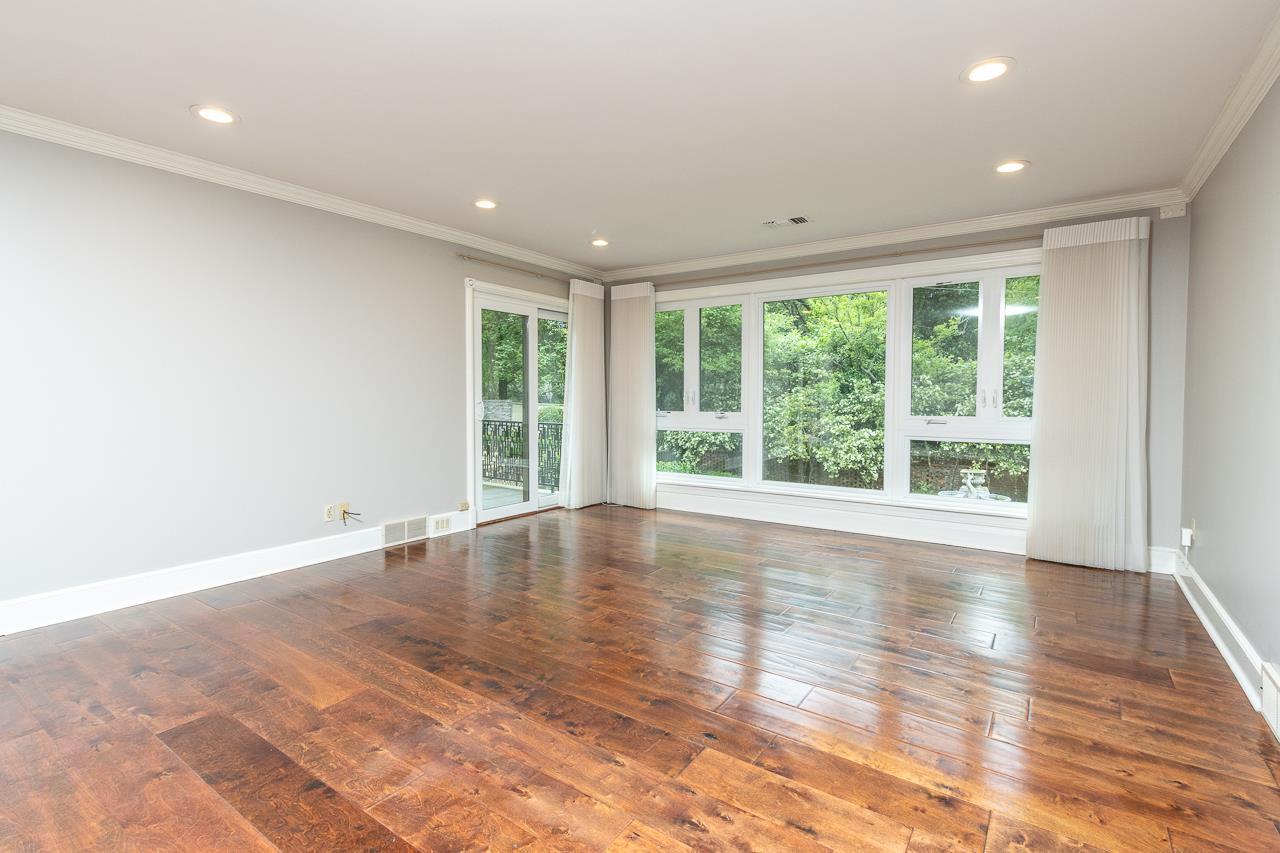 4330 Chickasaw Road Memphis, TN 38117 - Photo 16 of 25 EACH BEDROOM HAS ITS PRIVATE BATH, GREAT VIEW TO TERRANCED YARD, REMOTE BLINDS, POCKET DOOR, NEXT TO CEDAR CLOSET.