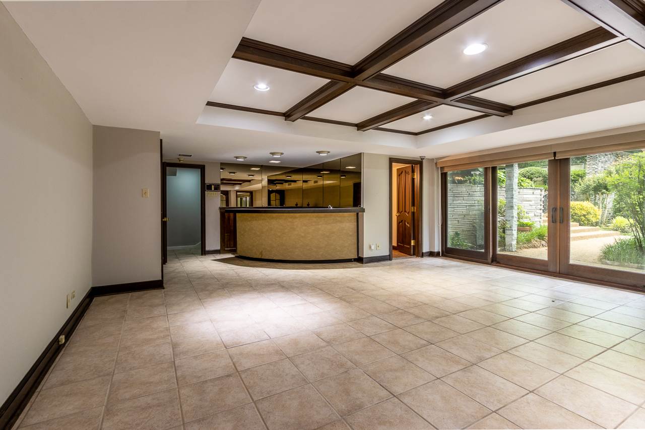 4330 Chickasaw Road Memphis, TN 38117 - Photo 21 of 25 WALK-IN WET BAR, HALF BATH, ENTERTAINMENT CENTER, PELLA SLIDING DOORS TO PATIO AND POOL HOUSE