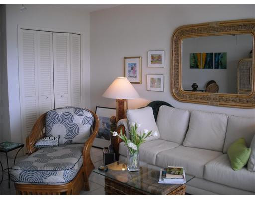 1105 South Riverside Drive, Unit 105 Pompano Beach, FL 33062 - Photo 4 of 8 Living Room