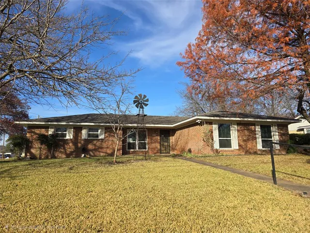 $2,000 | 301 East 6th Street, Weatherford, TX 76086