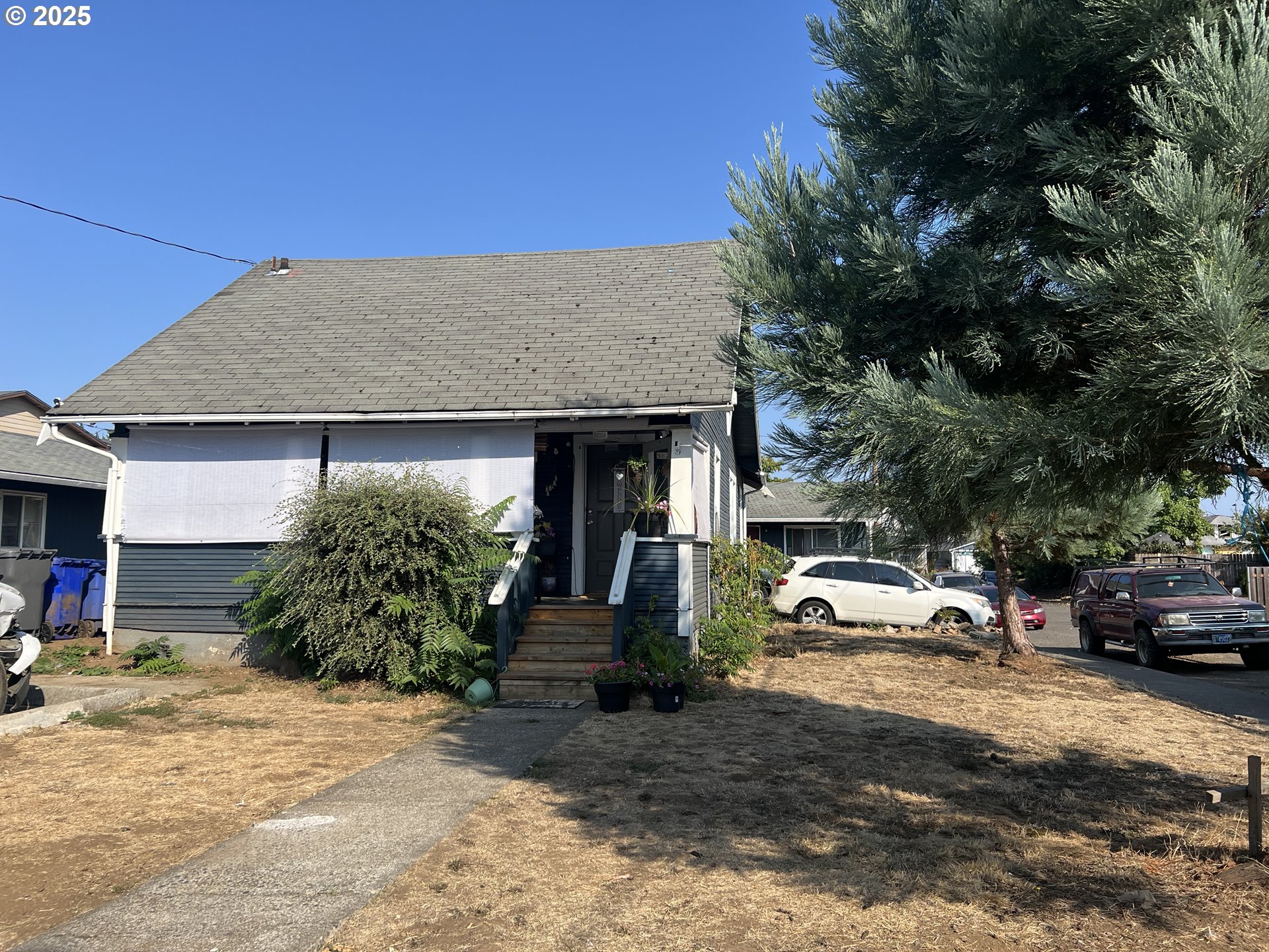 5628 Southeast 87th Avenue Portland, OR 97266 - Photo 2 of 10 a view of a car park in front of house