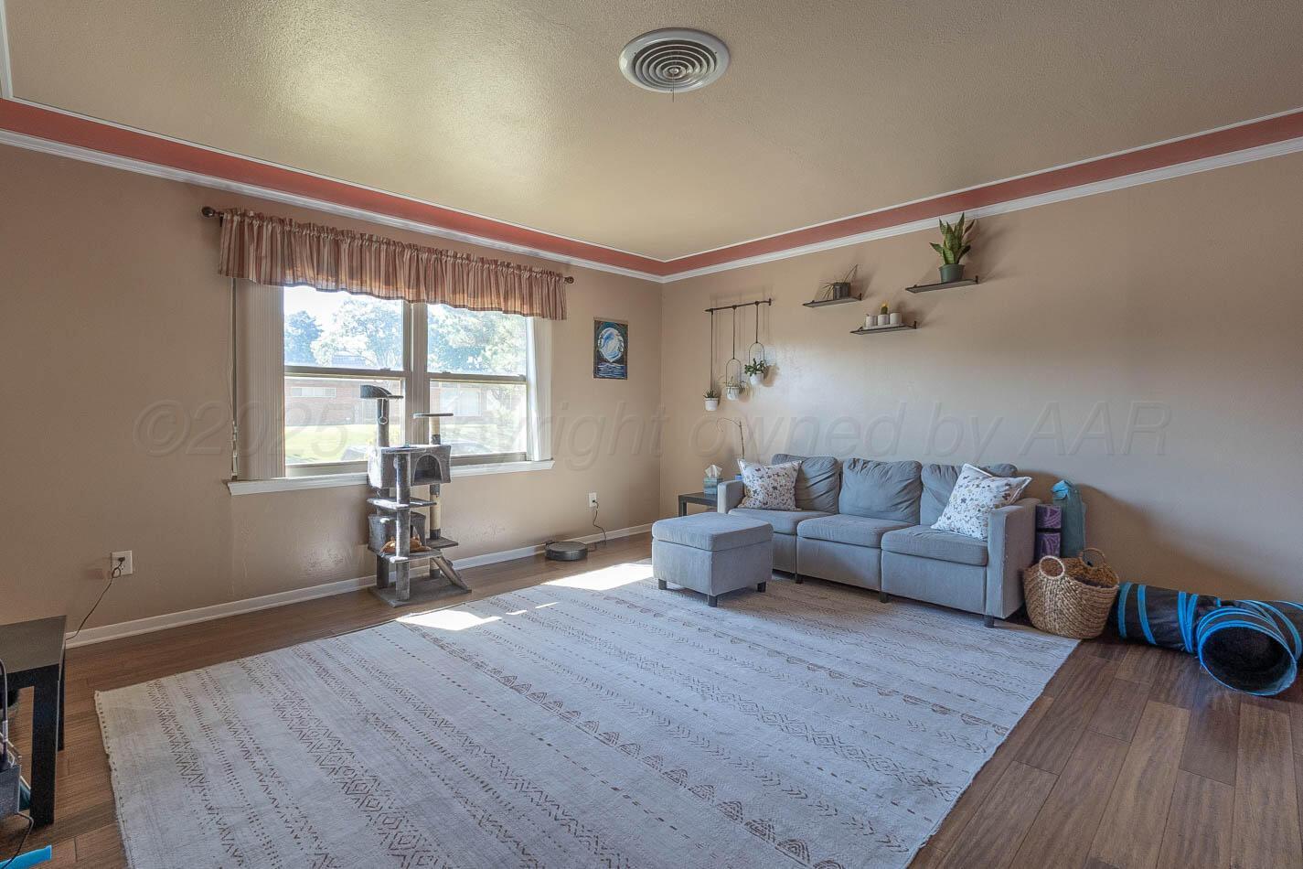 121 Houston Street Borger, TX 79007 - Photo 18 of 21 a living room with furniture and a window