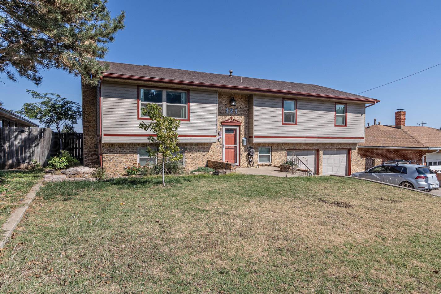 121 Houston Street Borger, TX 79007 - Photo 3 of 21 a view of a house with backyard and sitting area