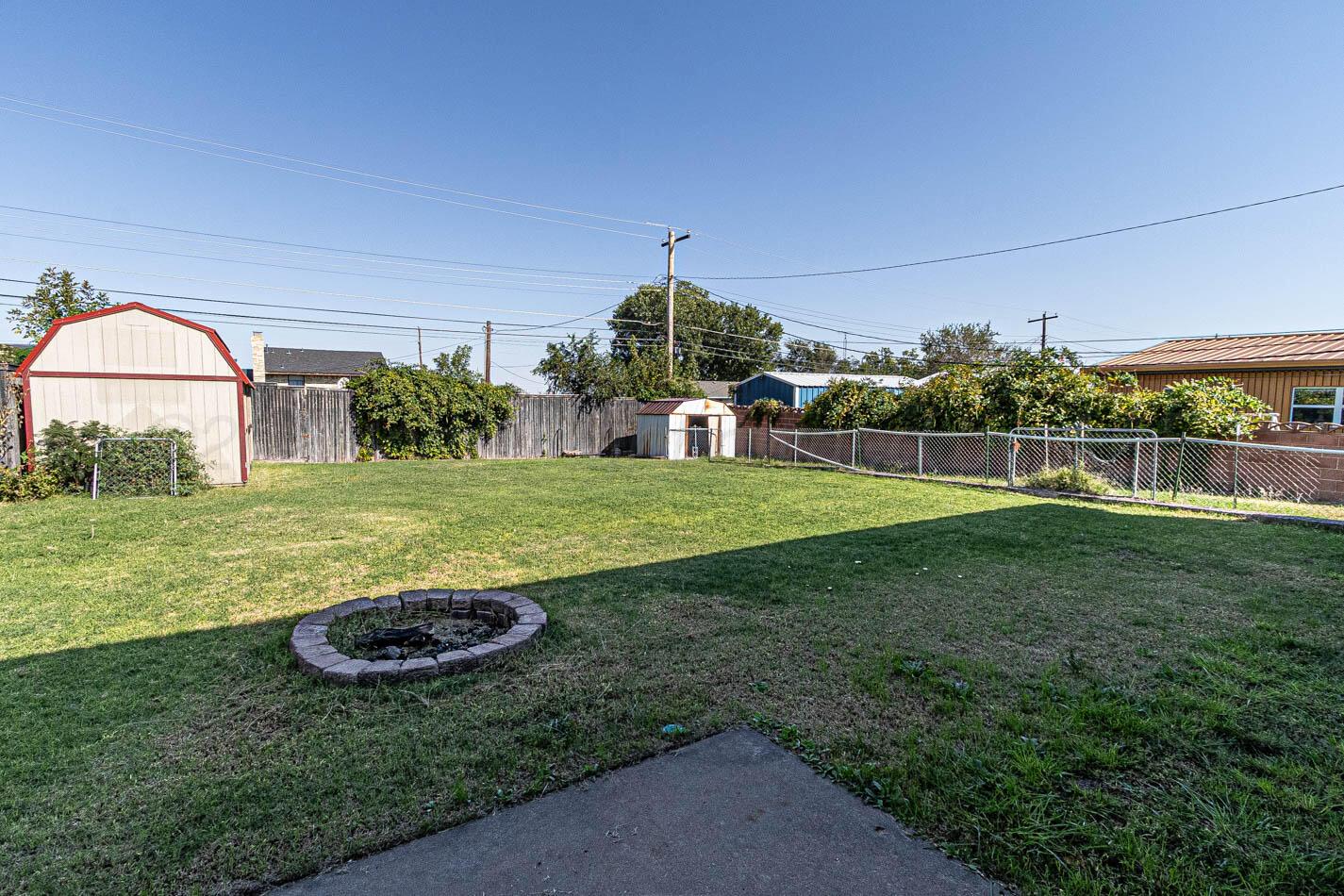 121 Houston Street Borger, TX 79007 - Photo 4 of 21 a view of a garden