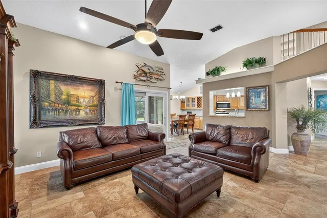 a view of entryway with garden