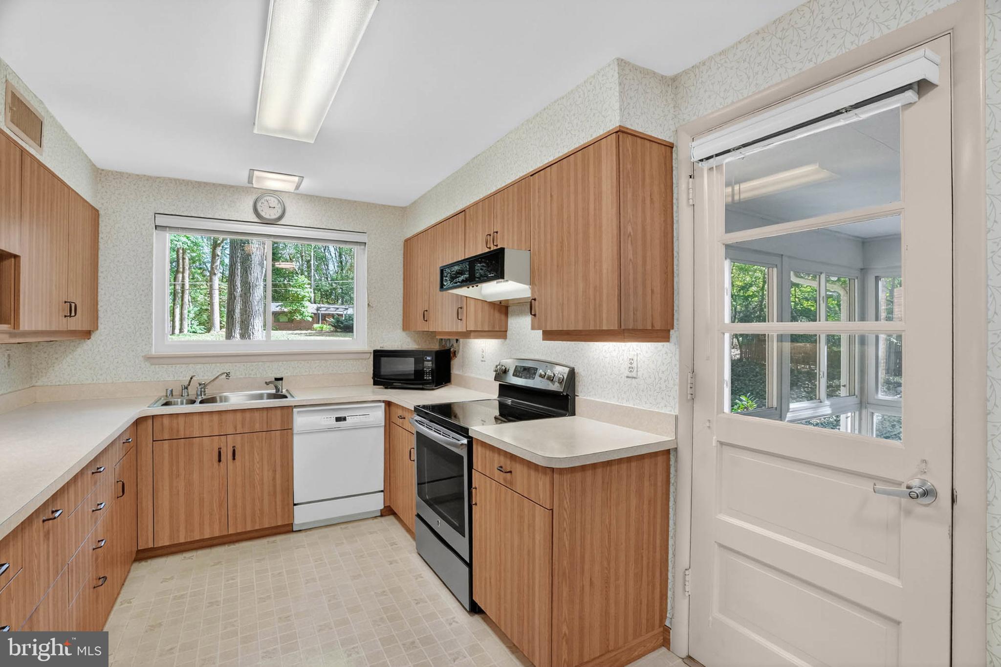 213 Stonington Road Silver Spring, MD 20902 - Photo 12 of 54 Gallery Image 12