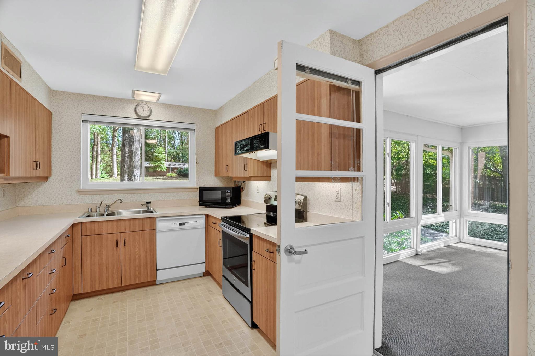 213 Stonington Road Silver Spring, MD 20902 - Photo 13 of 54 Gallery Image 13