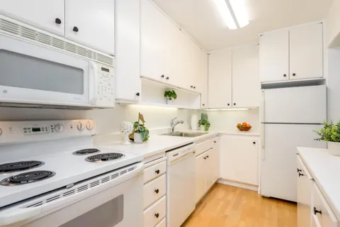 $598,000 | 904 Peninsula Avenue, Unit 307, San Mateo, CA 94401