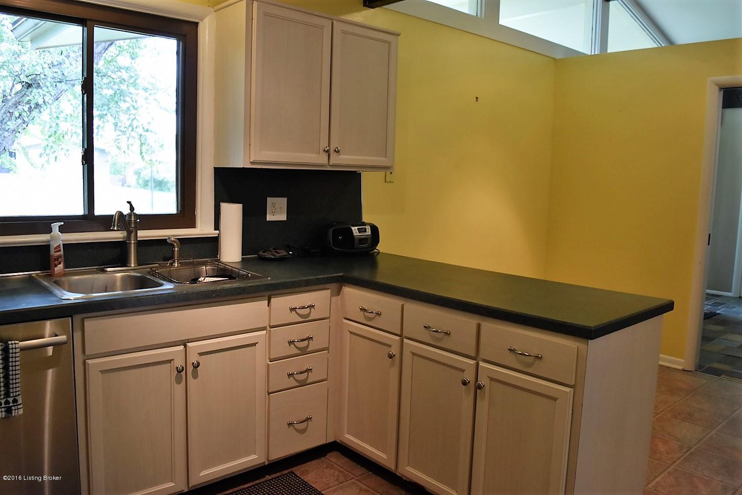 2716 Lamont Road Louisville, KY 40205 - Photo 13 of 46 DSC_1013 (2)