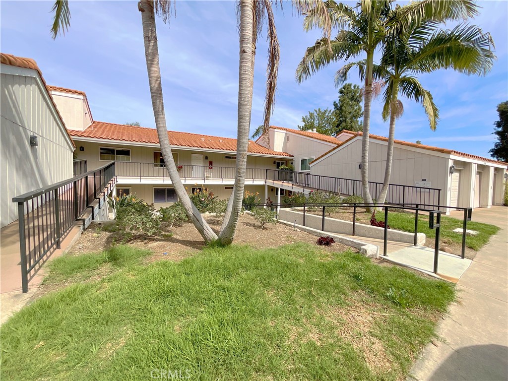 Unit O is the one upstairs in the middle