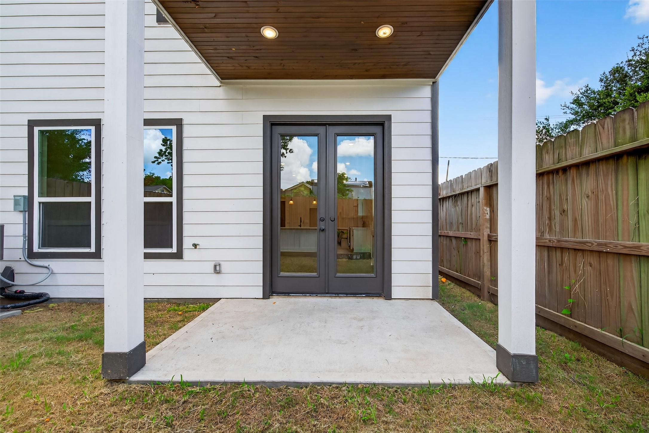 7325 Market Street Houston, TX 77020 - Photo 14 of 47 a view of a house with small porch